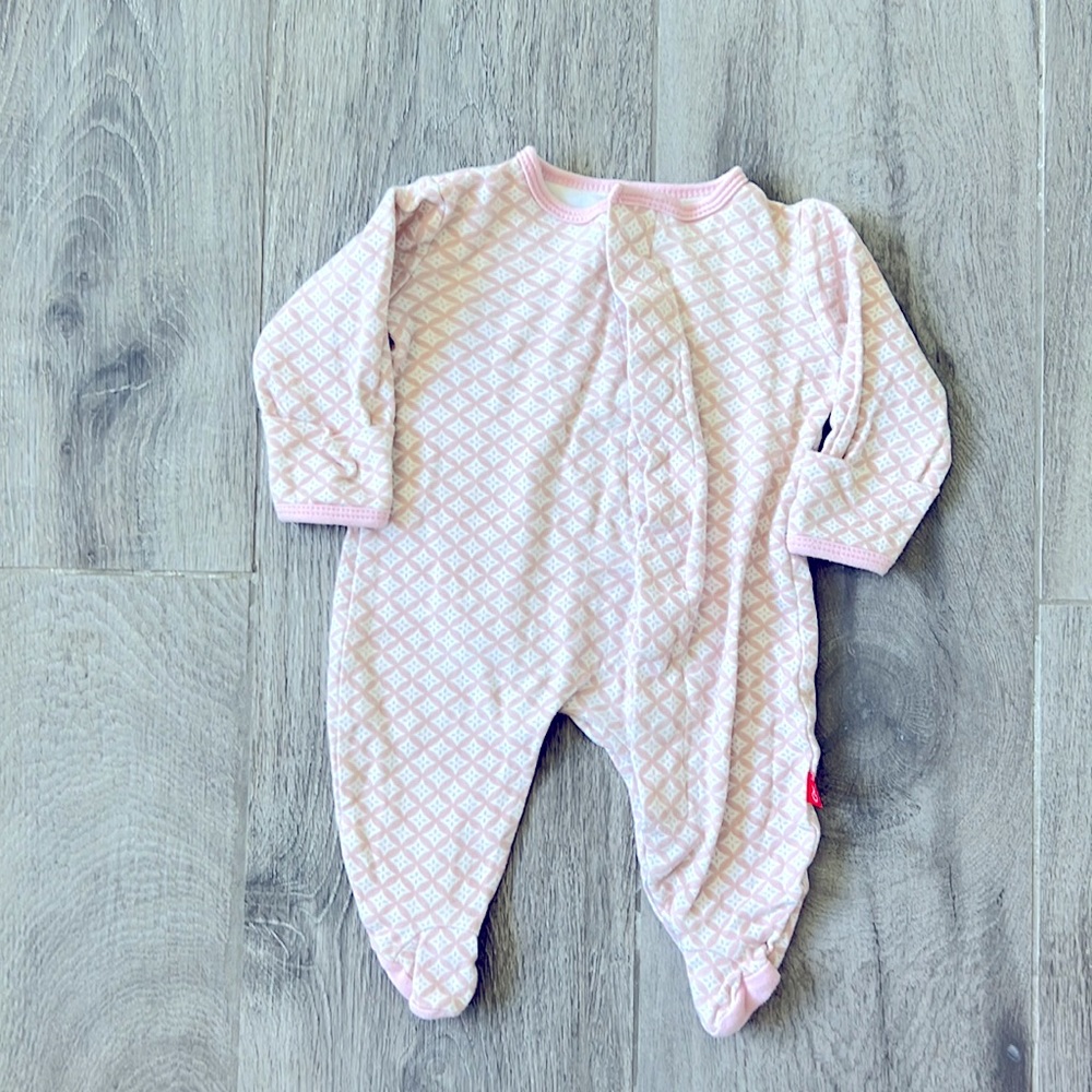MAGNETIC ME Long Sleeve Pajamas Onesie Size 0-3 Months. Magnets!!! So easy!!!